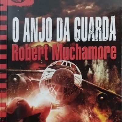 Capa do livro 'O ANJO DA GUARDA' de Robert Muchamore com avião em chamas e pessoa no fogo