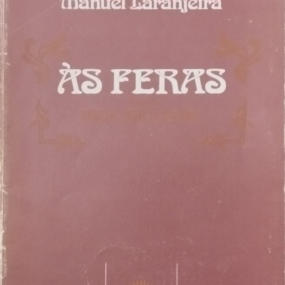 Capa de livro castanho avermelhado com texto branco e dourado e símbolo na parte inferior.