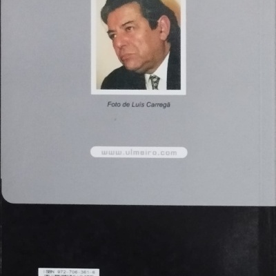 Capa traseira de livro com fotografia e texto sobre fotografia e ISBN.