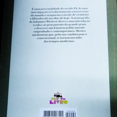 Contra-capa de livro branco com texto e código de barras no fundo cinzento