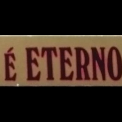 Espinha de livro castanha com título e autor em roxo e preto