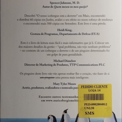 Contracapa de livro com ilustração de pinguins e etiquetas amarelas com código de barras e preço