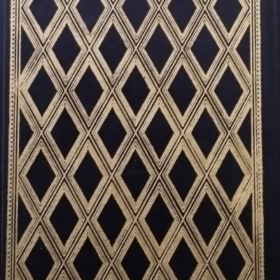 Tapete preto com padrão de losangos dourados entrelaçados