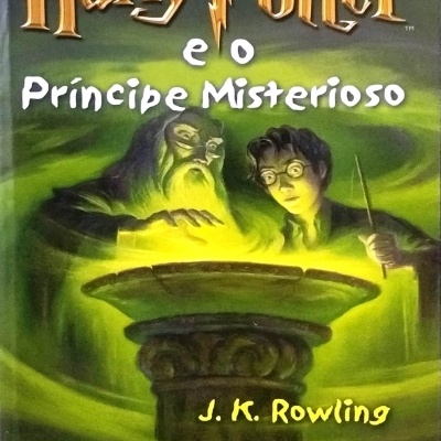 Capa do livro Harry Potter e o Príncipe Misterioso com personagens e texto em verde e amarelo.