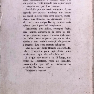 Página de livro em português com texto narrativo e símbolo azul no canto inferior