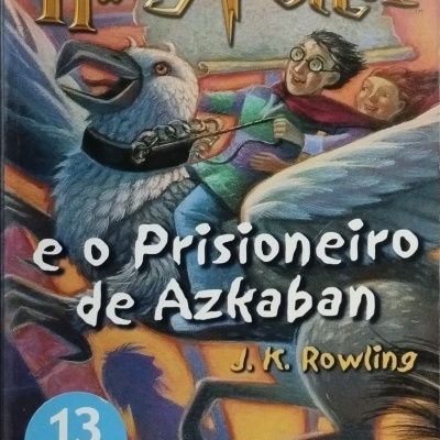 Capa de livro Harry Potter e o Prisioneiro de Azkaban com ilustração colorida e textos