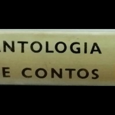 Lombada de livro amarelo e vermelho com título e selo em preto e amarelo