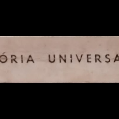 Lombada de livro antigo com texto e etiquetas desgastadas