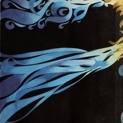 Capa de almofada com padrão abstrato azul, preto e amarelo e etiqueta com código