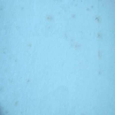 Folha de papel branca com manchas amareladas sobre superfície de madeira