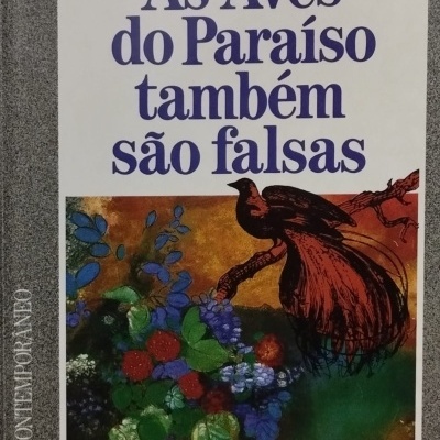 Capa de livro com título 'As Aves do Paraíso também são falsas' e ilustração de um pássaro sobre galho e folhagem colorida