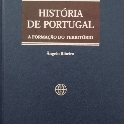 Livro História de Portugal A Formação do Território de capa dura azul escuro com faixa castanha e texto em branco
