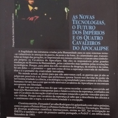 Capa traseira de livro preto com fotografia e texto em branco e azul.