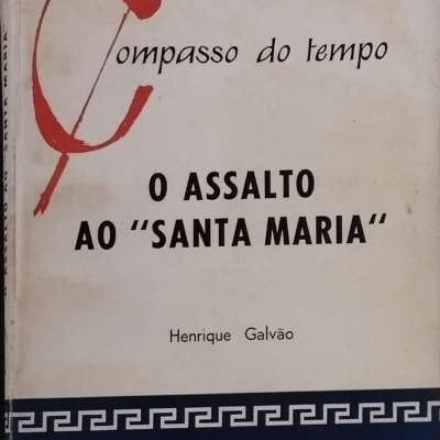 Livro com capa branca e azul e texto O ASSALTO AO SANTA MARIA.