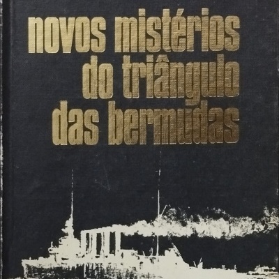 Livro novos mistérios do triângulo das bermudas com capa preta e imagem de navio.