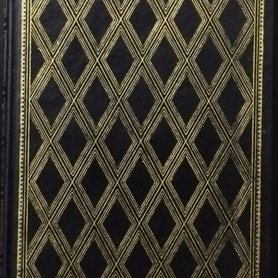 Capa de livro preta com padrão dourado de losangos entrelaçados