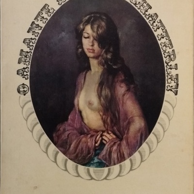 Capa de livro O amante de Lady Chatterley com imagem de mulher e texto