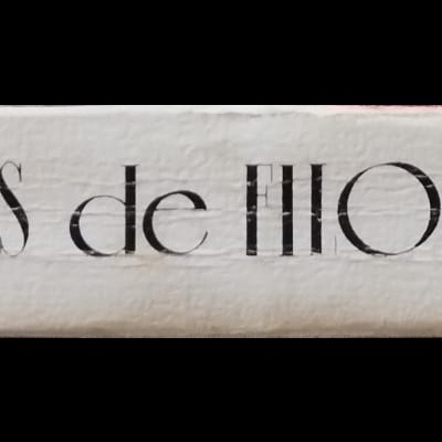 Livro antigo de capa dura branca com título TEXTOS de FILOSOFIA e marcas de uso