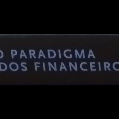 Lombada de livro preto com texto da editora, título e autor
