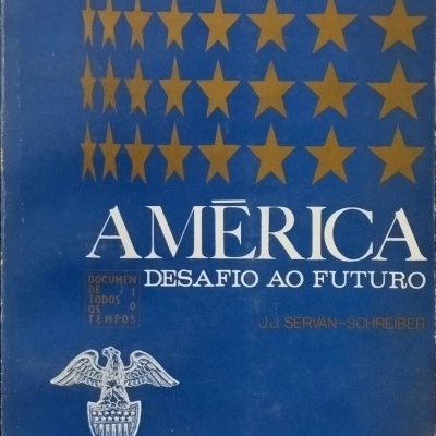 Capa de livro azul com estrelas douradas e texto 'AMÉRICA DESAFIO AO FUTURO'.