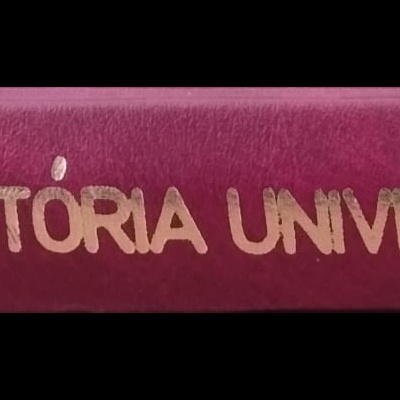 Livro capa dura bordô com título HISTÓRIA UNIVERSAL em dourado na lombada