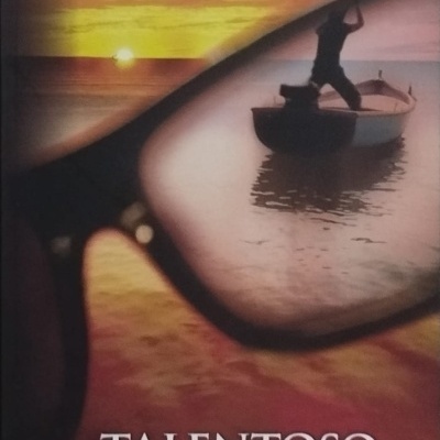 Livro O Talentoso Sr. Ripley com imagem de pôr-do-sol refletida em óculos escuros