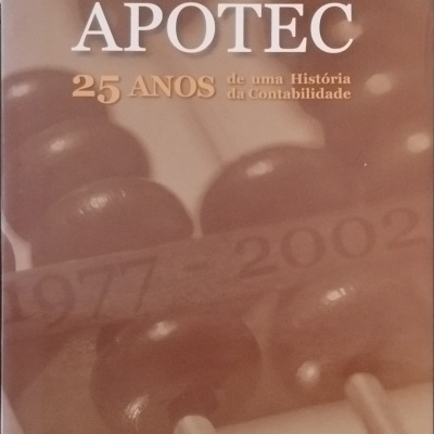 Capa de livro castanha com texto APOTEC 25 ANOS e uma imagem desfocada de um ábaco.