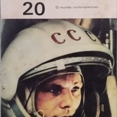 Capa de livro História Universal 20 com foto de astronauta e texto em português.