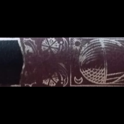 Lombada preta de livro com texto e ilustrações brancas.