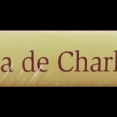 Lombada de livro amarela com título e autor impressos