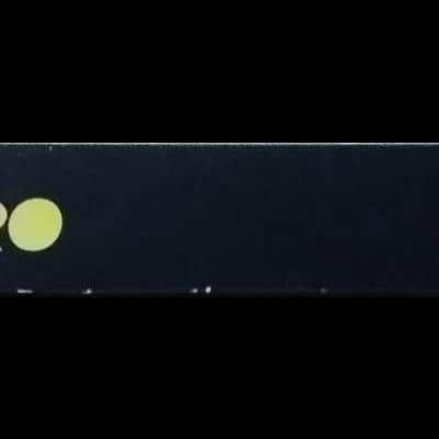 Capa preta de livro com título em várias cores e nome do autor Albert Einstein