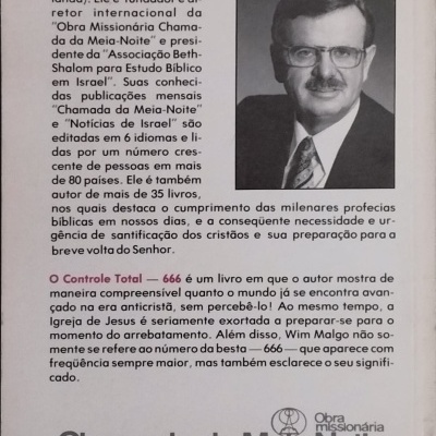 Página de livro com texto em português e fotografia a preto e branco de homem de terno e óculos.