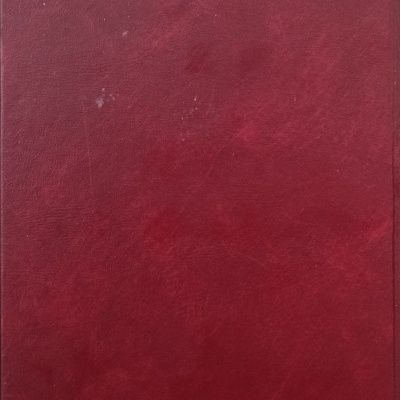 Capa de livro ou agenda em couro sintético vermelho escuro com textura e marcas
