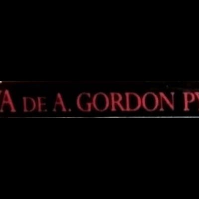 Lombada de livro preto com texto vermelho e branco e logotipo amarelo