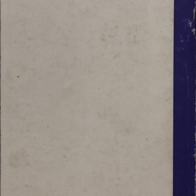 Capa de livro/caderno branca com faixa azul escura à direita e marcas de desgaste