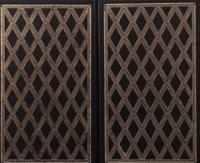 Duas capas de livros com padrão de losangos dourados em fundo preto.