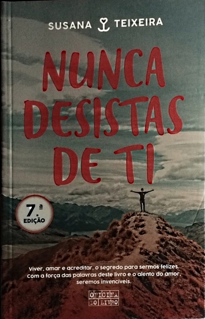 Capa do livro Nunca Desistas de Ti com montanha e pessoa no topo sob céu nublado