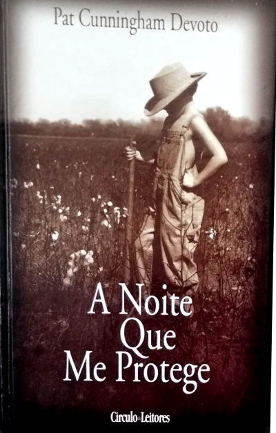 Capa de livro com menino em campo de algodão e texto A Noite Que Me Protege