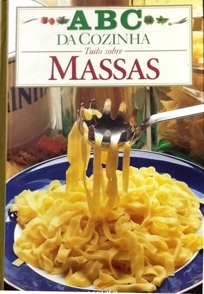 Capa de livro com massas amarelas num prato azul e branco, e texto ABC DA COZINHA Tudo sobre MASSAS