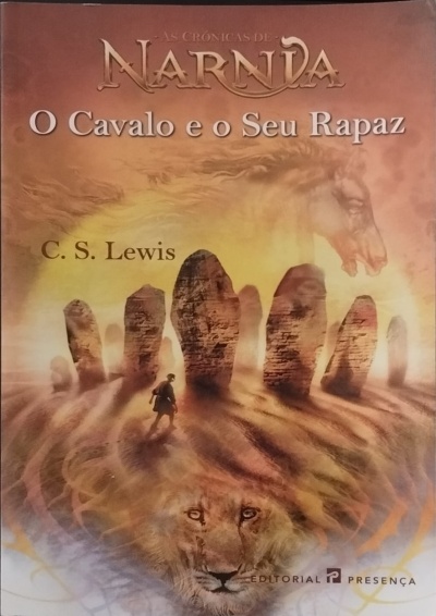 Capa do livro As Crónicas de Narnia - O Cavalo e o Seu Rapaz de C. S. Lewis com pedras, cavalo, leão e homem.