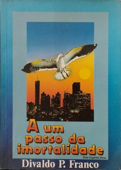 Capa de livro com gaivota a voar sobre cidade ao pôr do sol e texto A um passo da imortalidade.