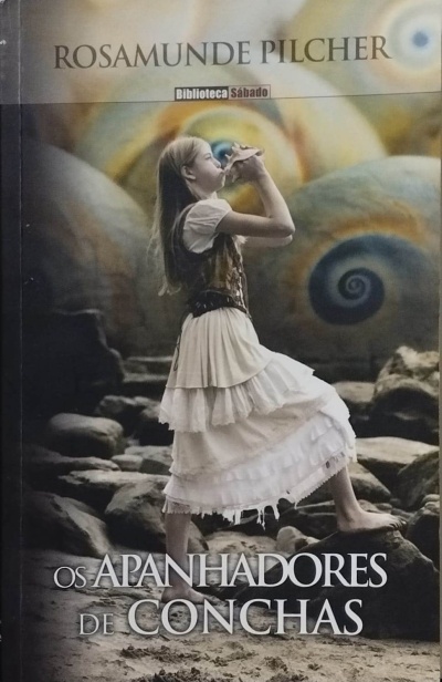 Capa do livro Os Apanhadores de Conchas com jovem a soprar numa concha