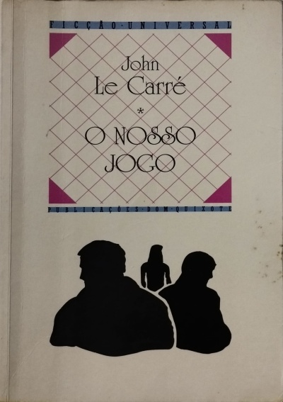 Capa de livro com título O NOSSO JOGO de John Le Carré e silhuetas negras.