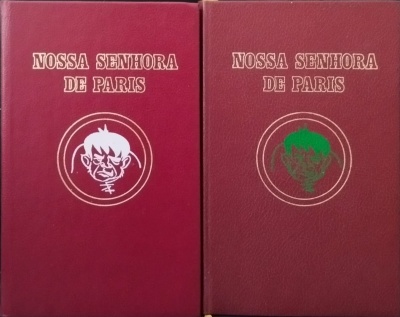 Dois livros vermelhos com título NOSSA SENHORA DE PARIS e desenho de rosto no centro.