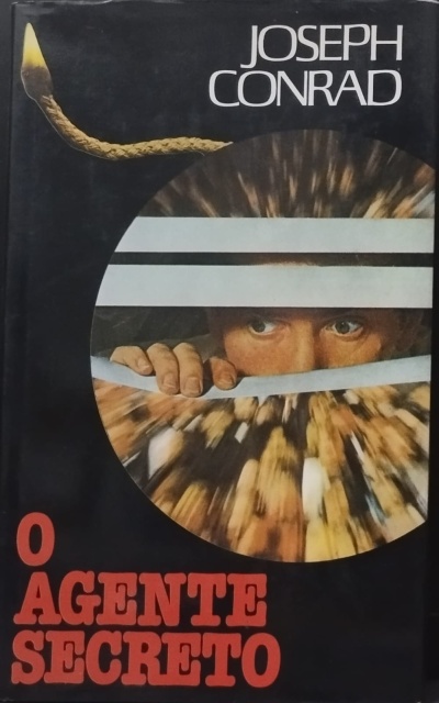 Capa do livro O Agente Secreto de Joseph Conrad com imagem de homem a espreitar por trás de lâminas.