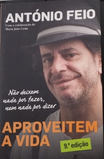 Capa do livro APROVEITEM A VIDA de António Feio com fotografia de homem de chapéu cinzento