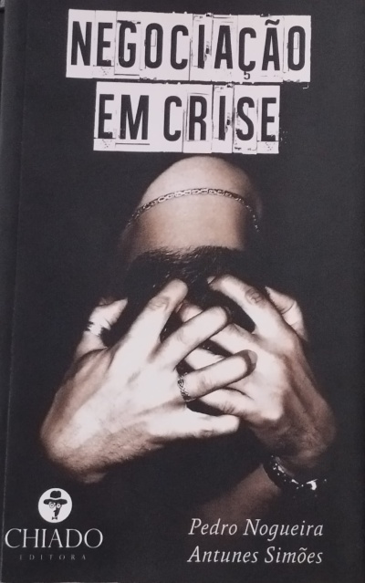 Capa do livro NEGOCIAÇÃO EM CRISE com imagem de mãos sobre cabeça e texto em preto e branco