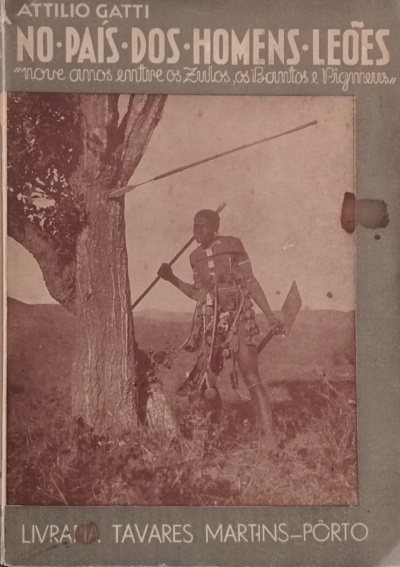 Capa de livro com foto de homem com trajes tradicionais e armas em campo aberto