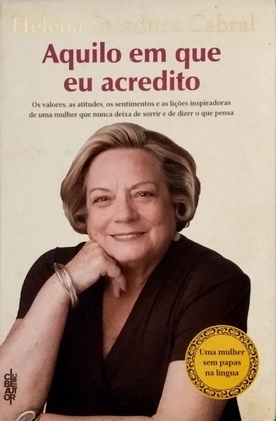 Capa de livro com mulher sorridente, título e selo amarelo com texto