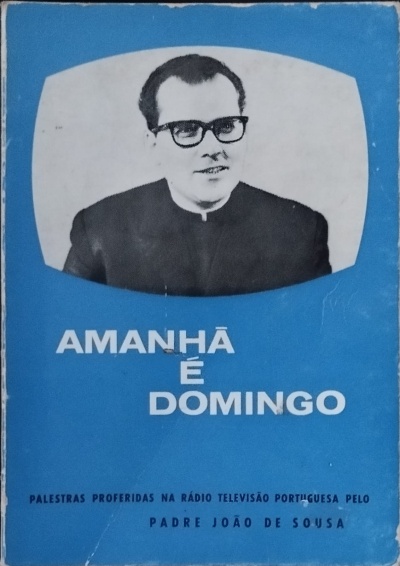 Capa azul de livro com foto a preto e branco de homem de óculos com roupa clerical e texto AMANHÃ É DOMINGO.